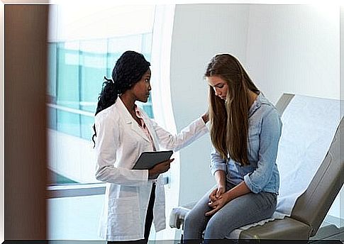 Doctor talks to female patient