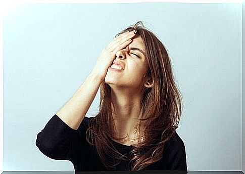 Girl with a headache: one of the signs you need to rest