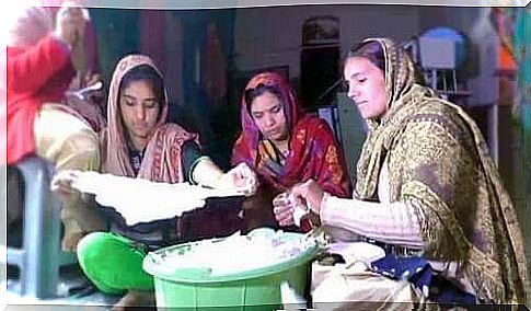 Women in India make their own sanitary pads