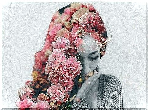 Woman with flowers like her who knows that what you think about others defines who you are