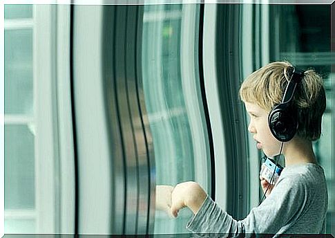 Child with headphones as an example of the effect of music